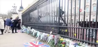 İngiliz halkı Buckhingham Sarayı'nın önünde toplanıyor