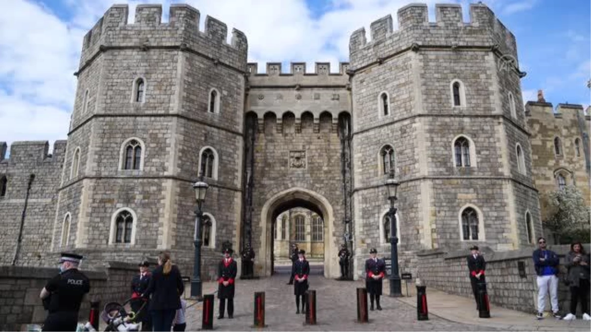 Son dakika! İngiltere Kraliçesi 2. Elizabeth\'in eşi Prens Philip, hayatını kaybetti - Windsor Kalesi önünde anma (1)