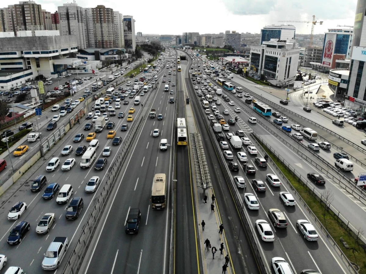 İstanbul\'da kısıtlama öncesi trafik yoğunluğu erken başladı
