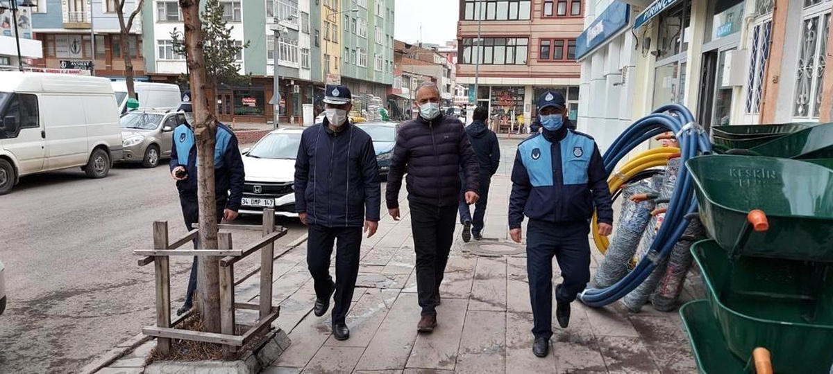 Kars\'ta zabıta ekipleri kaldırım işgali yapan esnafı uyarıyor