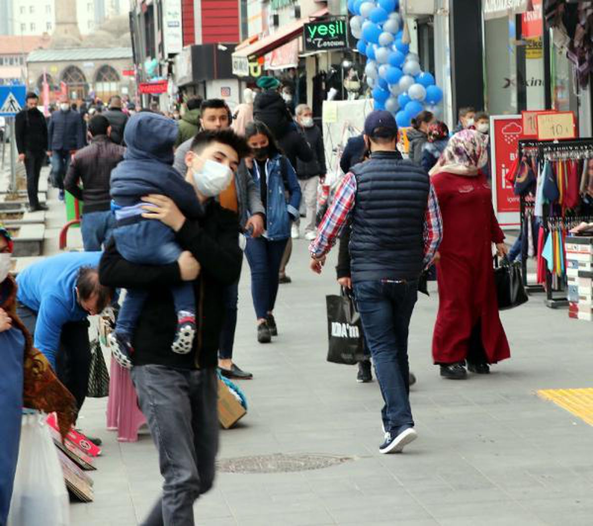 Kayseri\'de, kısıtlama öncesi alışveriş hareketliliği
