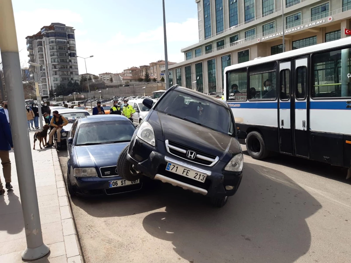 Kırıkkale\'de ilginç kaza, cip park halindeki otomobilin üzerine çıktı