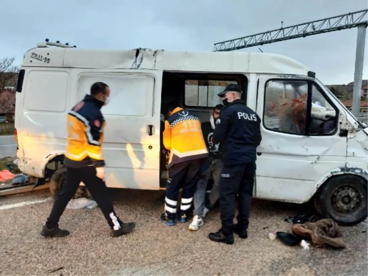 KIRIKKALE - Bariyerlere çarpan minibüs devrildi: 1 ölü, 7 yaralı