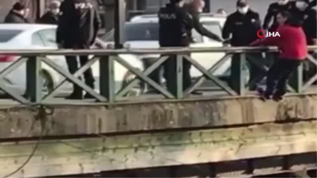 Köprüden atlamak isteyen şahsı polis ekipleri kurtardı
