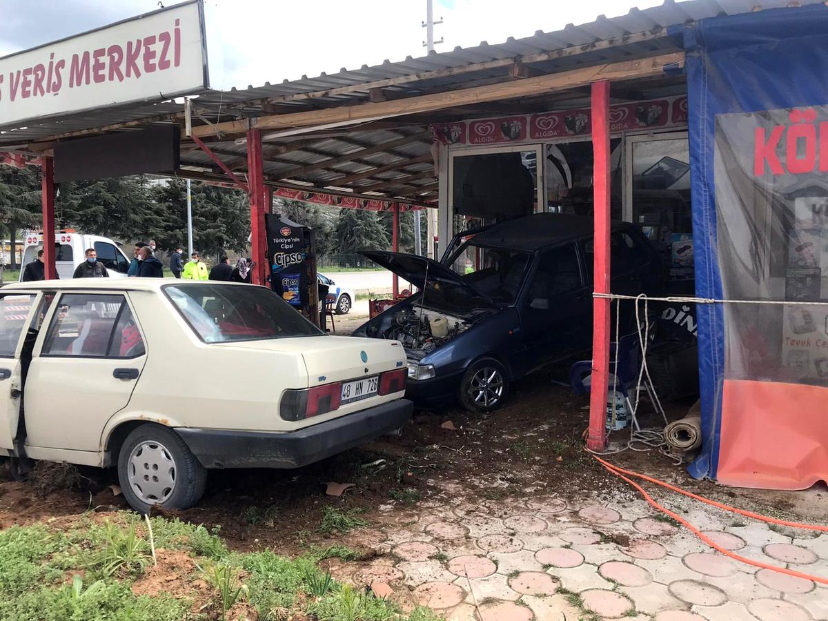 Lastiği patlayan araç önce başka araca çarptı, ardından markete girdi