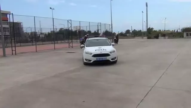 Son dakika haber: Lise öğrencileri Kavga var diye okula çağırdıkları ekiplerin Polis Haftası'nı kutladı