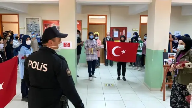 Lise öğrencilerinden polislere kavga ihbarıyla sürpriz Lise öğrencilerinden polislere kavga ihbarıyla sürpriz
