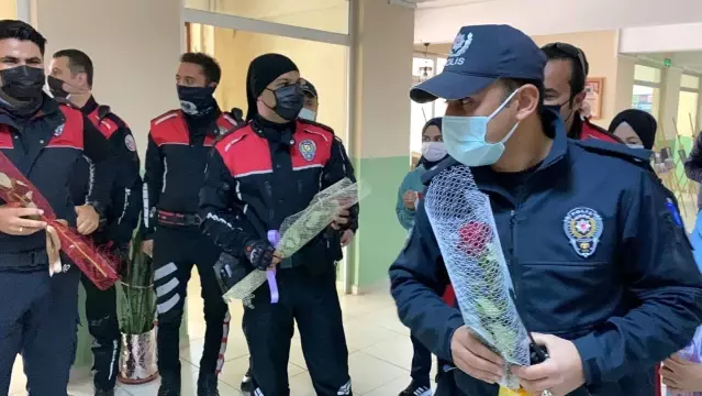 Lise öğrencilerinden polislere kavga ihbarıyla sürpriz Lise öğrencilerinden polislere kavga ihbarıyla sürpriz