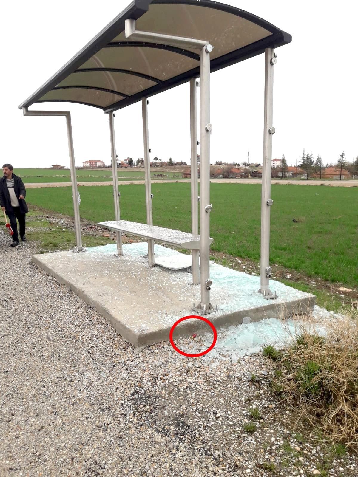 Magandalar otobüs durağına zarar verdi