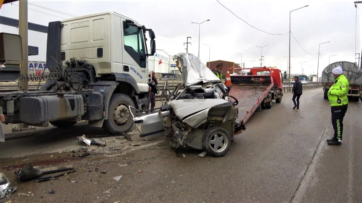 Makas atarken 2 tıra çarpan otomobil paramparça oldu