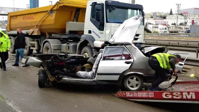 Makas atarken 2 tıra çarpan otomobil paramparça oldu