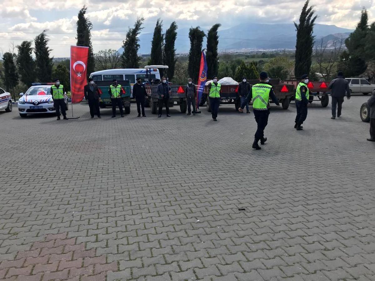 Manisa\'da jandarma çiftçilere reflektör dağıttı