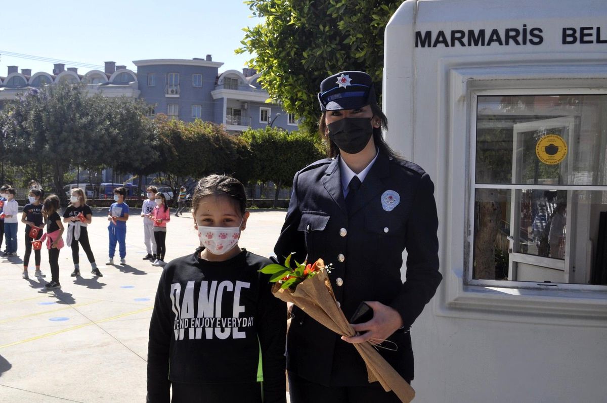 Son dakika haberi | Marmaris\'te polis ekipleri öğrencilere kep ve maske dağıttı