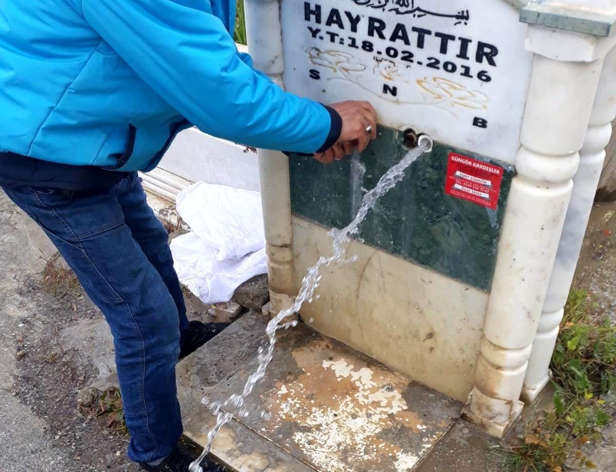 Mezarlıktaki hayrat çeşmeleri çalındı
