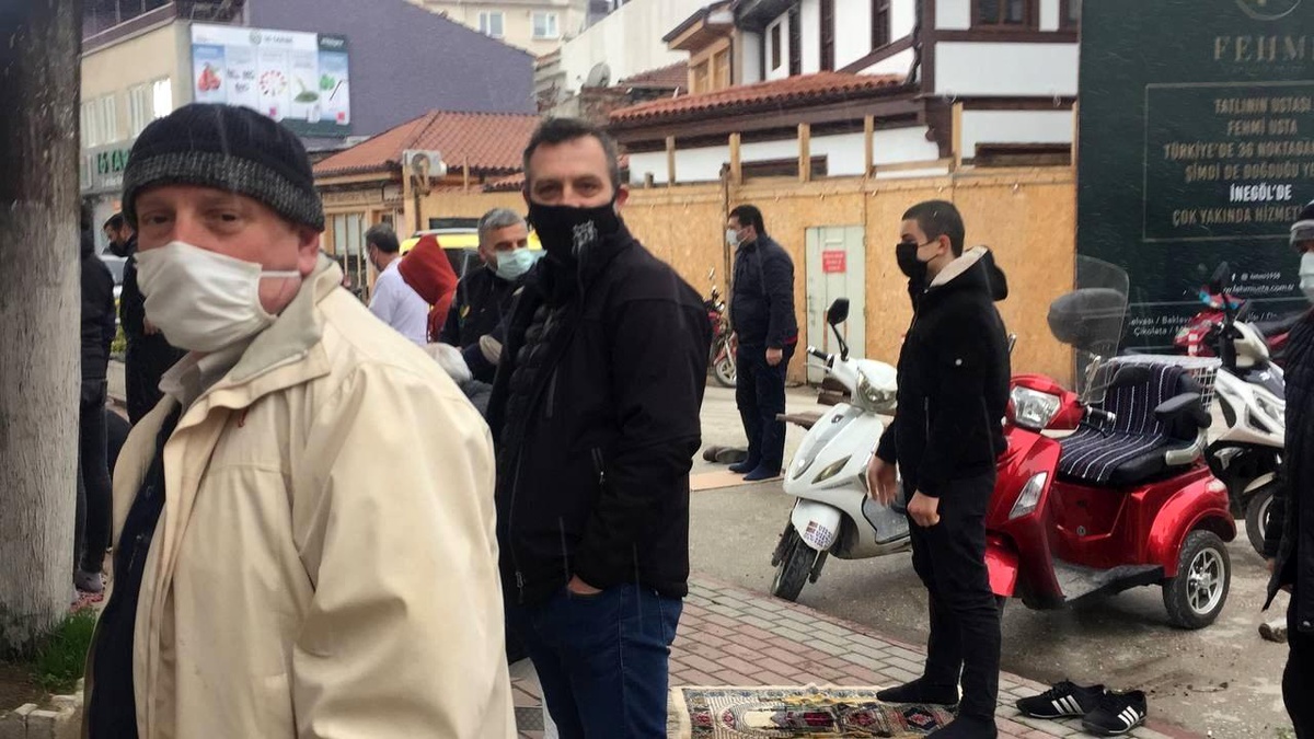 Nisanda kar yağdı, cumaya gidenler namazlarını kar altında kıldı
