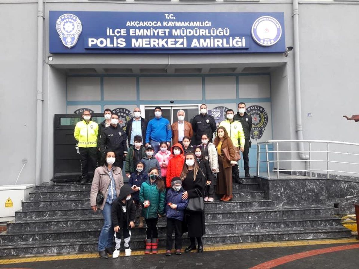 Öğrencilerden polislere anlamlı ziyaret