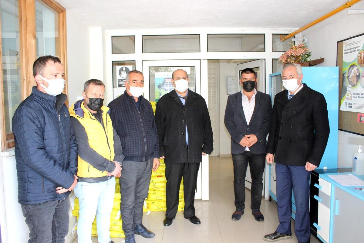 Osmaneli\'de çiftçilere yonca tohumu dağıtımı yapıldı