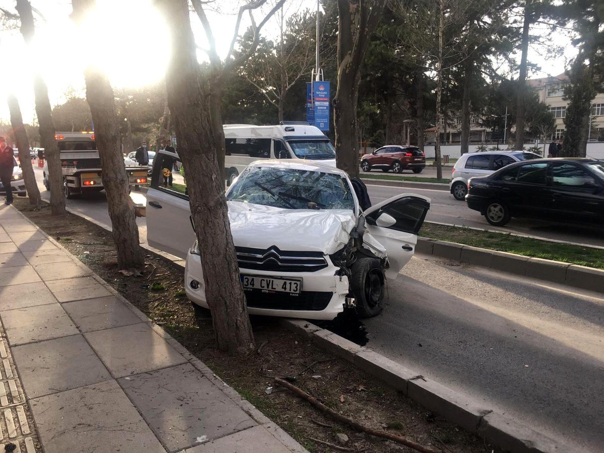 Otomobil ağaca çarptı: 3 yaralı