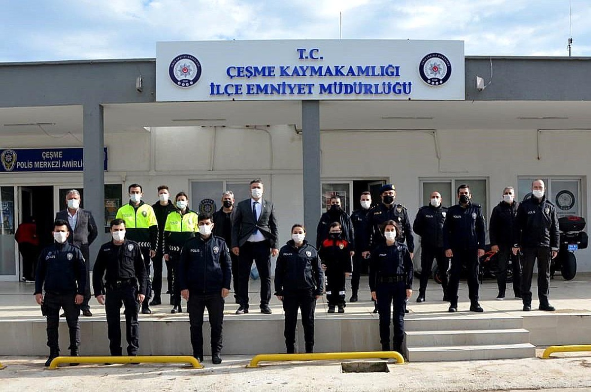 Son dakika gündem: Polis Haftası\'nda, Çeşme esnafına ve vatandaşlara çiçek