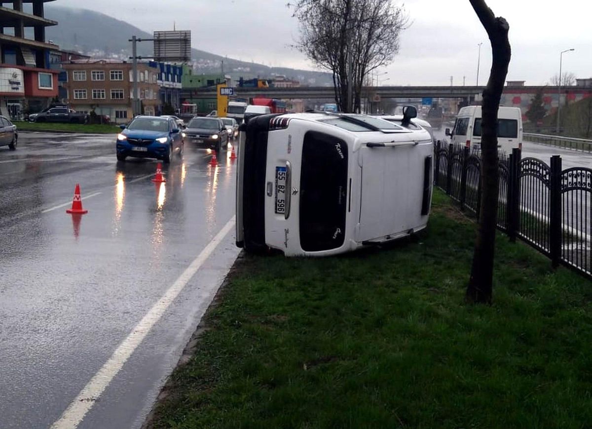 Samsun\'da hafif ticari araç refüje devrildi: 1 yaralı