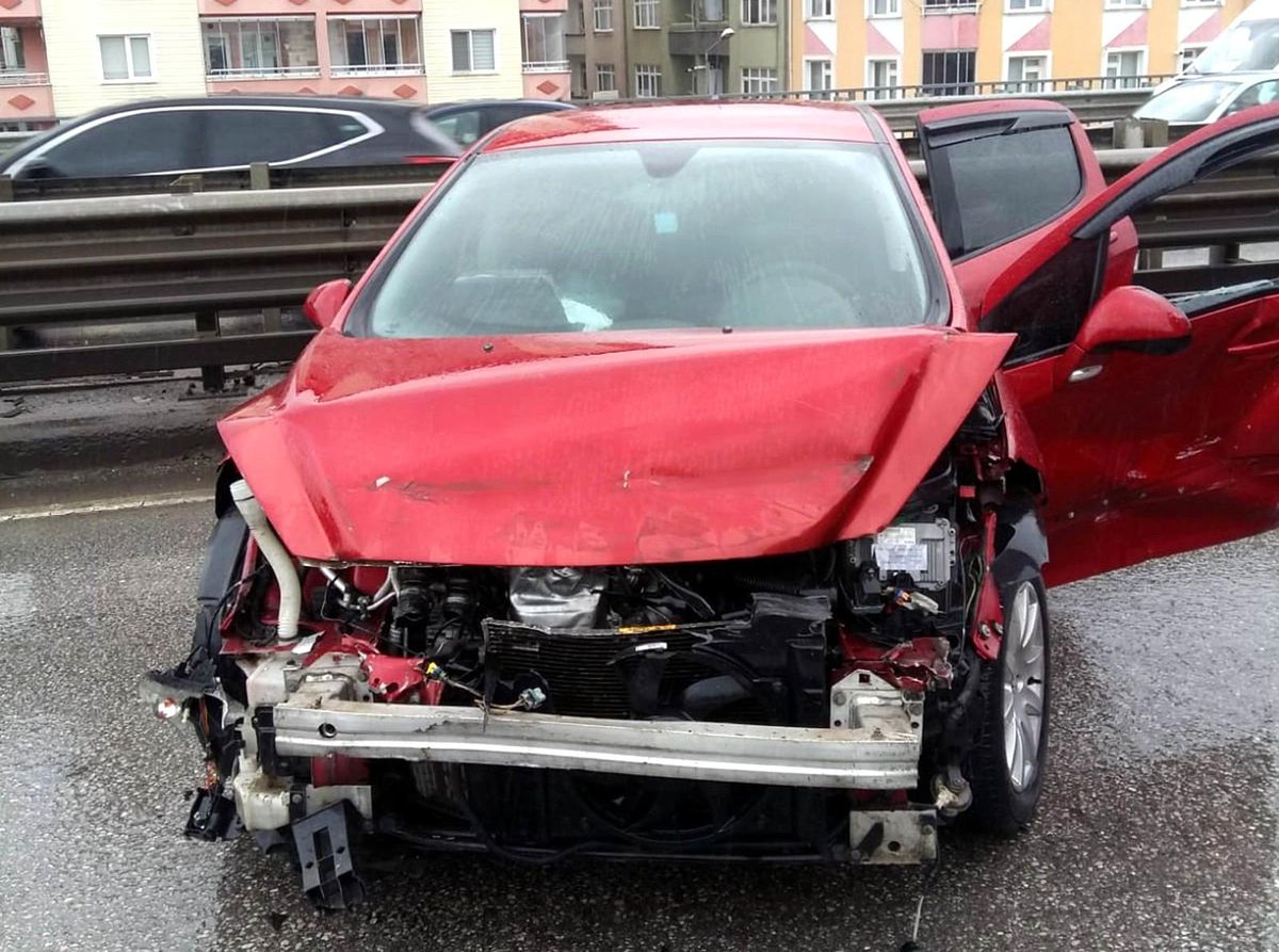 Samsun\'da viyadükteki bariyere çarpan otomobile başka araç çarptı: 1 yaralı