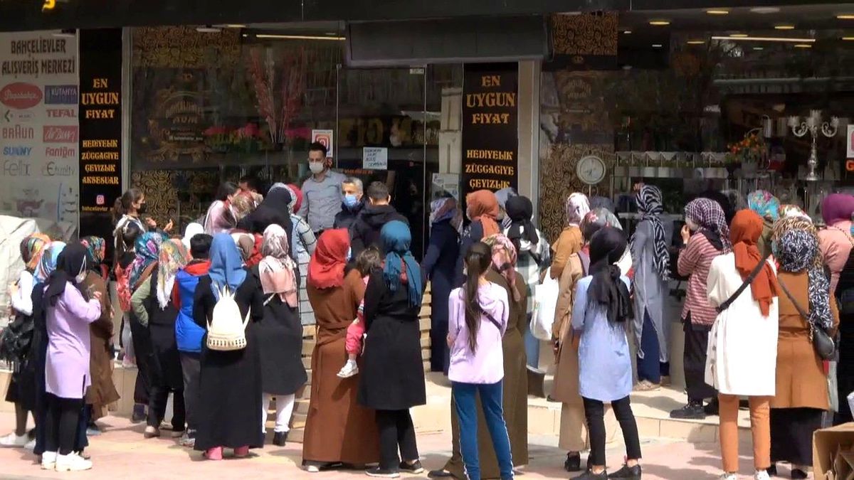 Siirt\'te indirimi duyanlar tedbirleri unutup mağaza önünde kuyruğa girdi