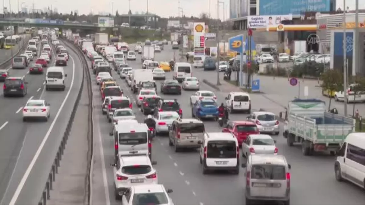 Sokağa çıkma kısıtlaması öncesi trafik yoğunluğu yaşanıyor