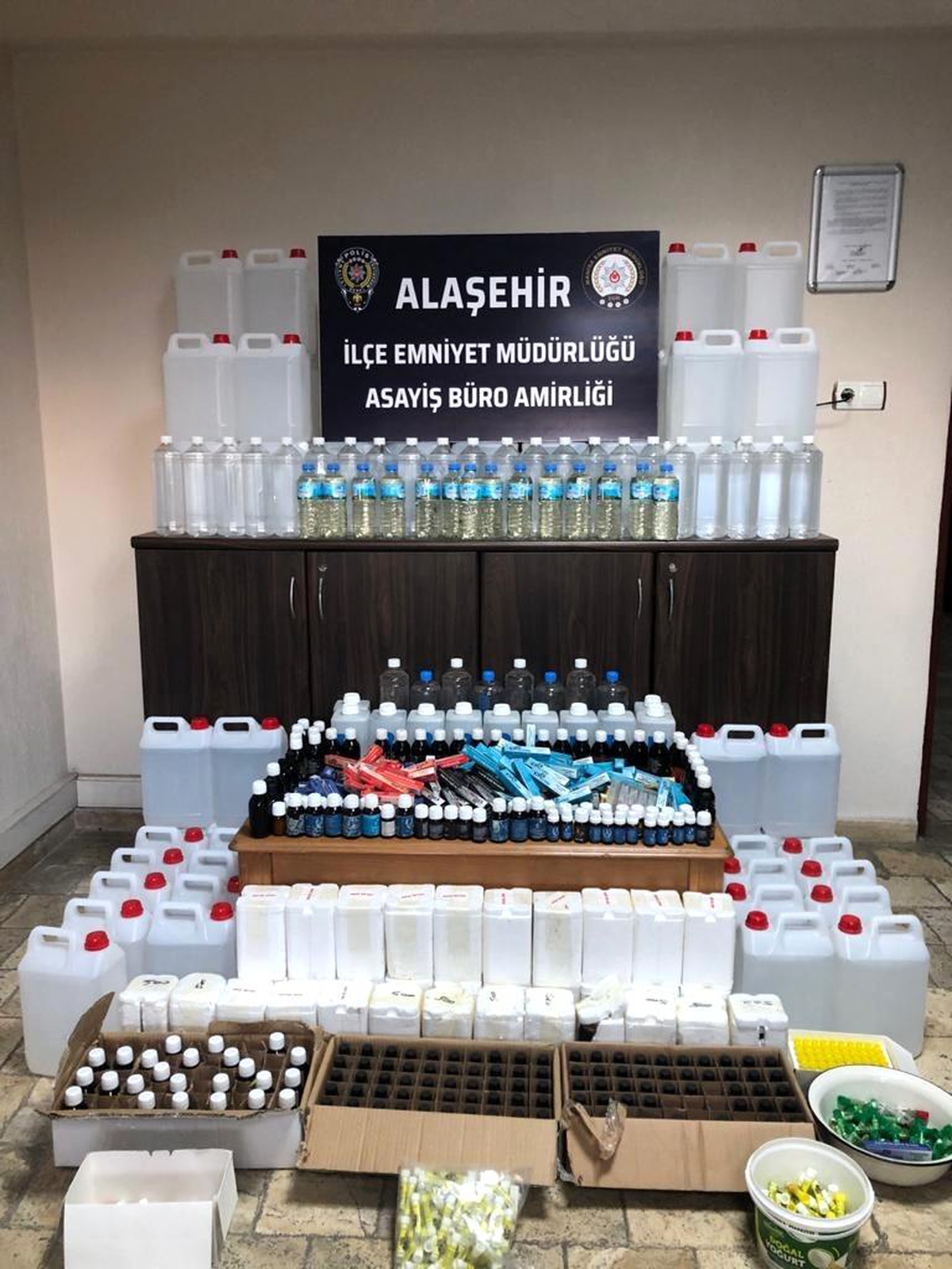 Şüphelenilen kamyonette 297 litre kaçak alkol ele geçirildi
