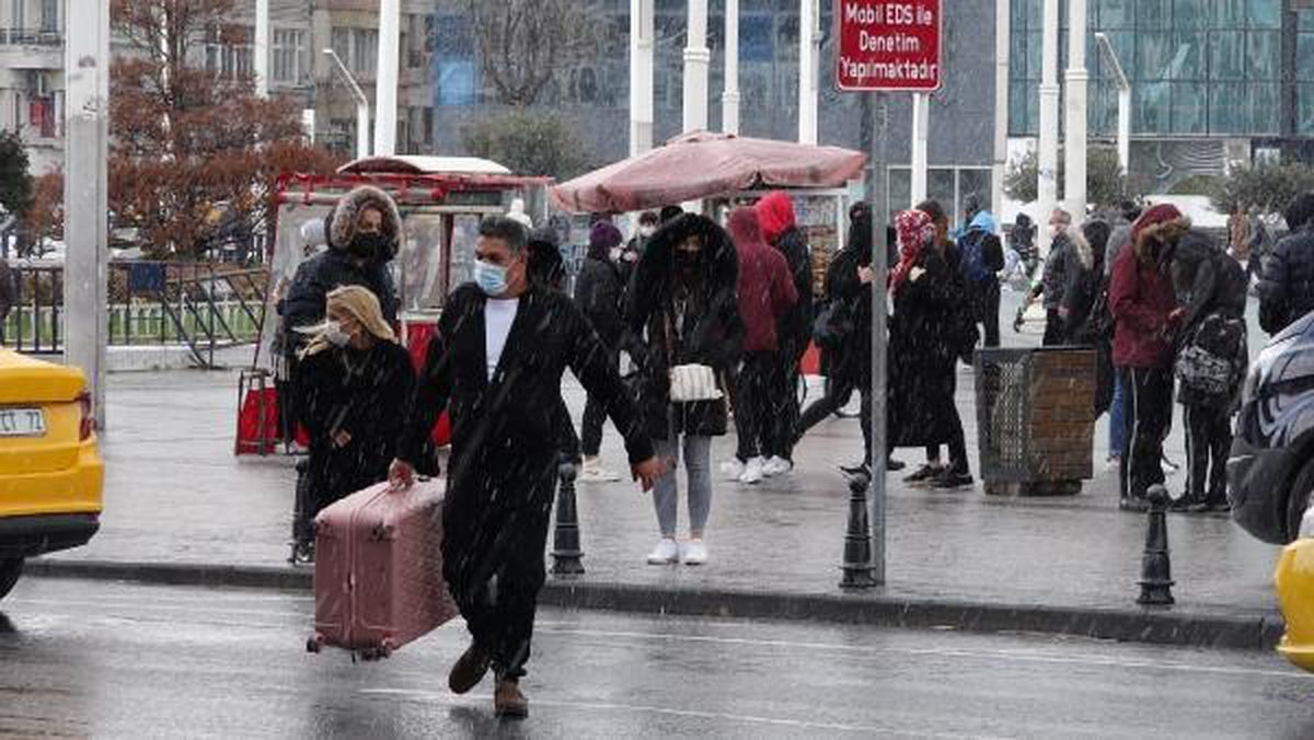 TAKSİM\'DE SULU KAR YAĞIŞI