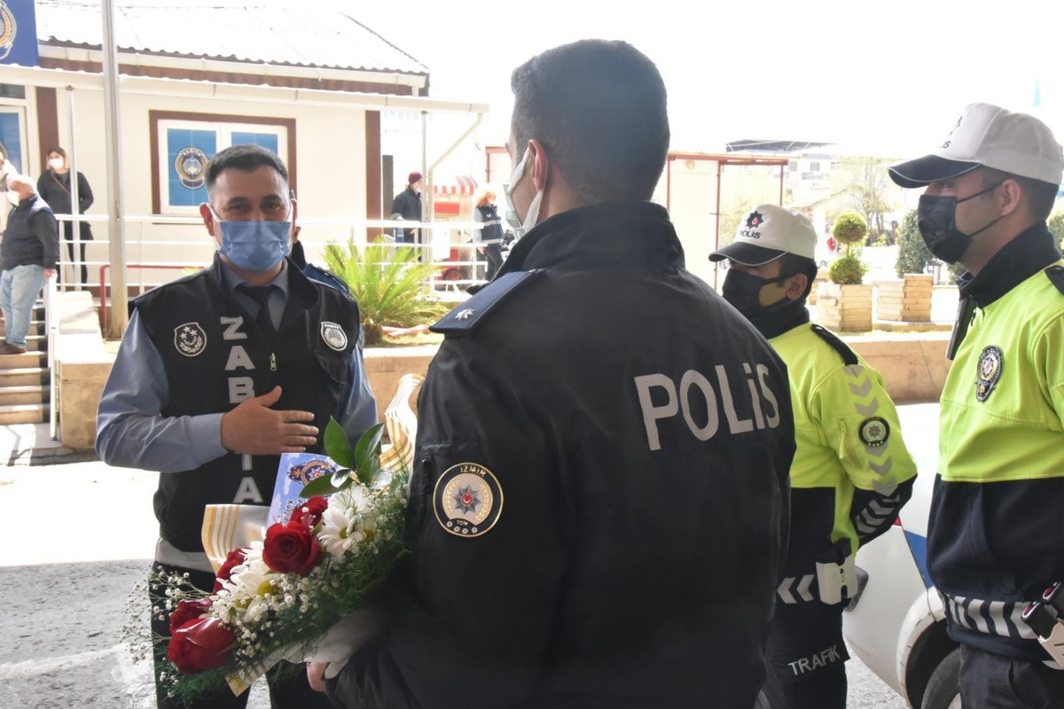 Torbalı\'da zabıta, Polis Haftası\'nı sürprizle kutladı
