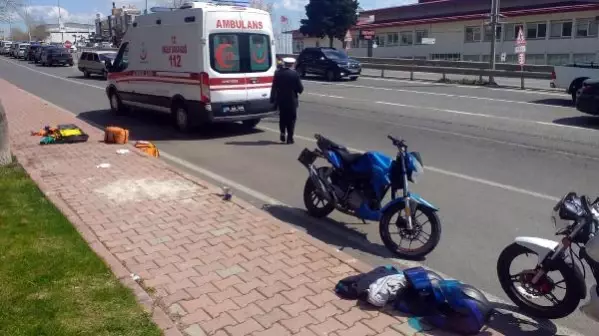 Son dakika haberi... Yaralı motosiklet sürücüsüne ilk müdahaleyi çarptığı ambulansın personeli yaptı