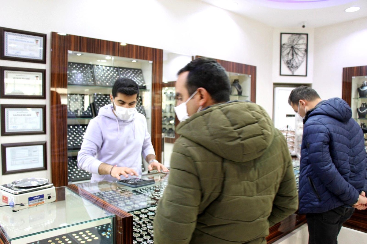Akyüz Gümüş Mağazası\'nda kısıtlama öncesi müşteri yoğunluğu