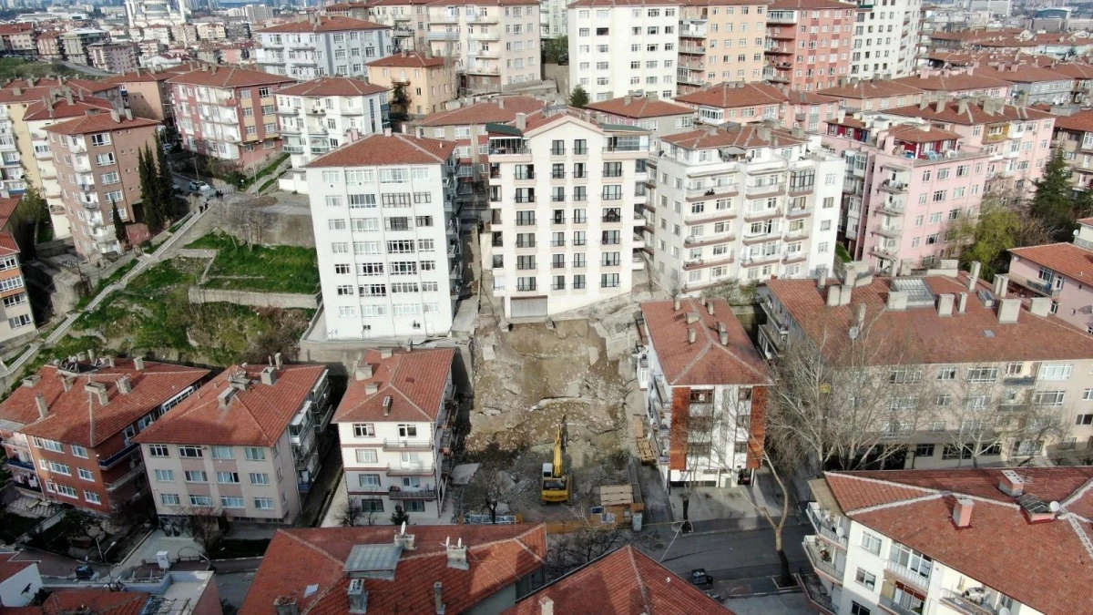 Ankara\'da çökme tehlikesi olan bina havadan görüntülendi