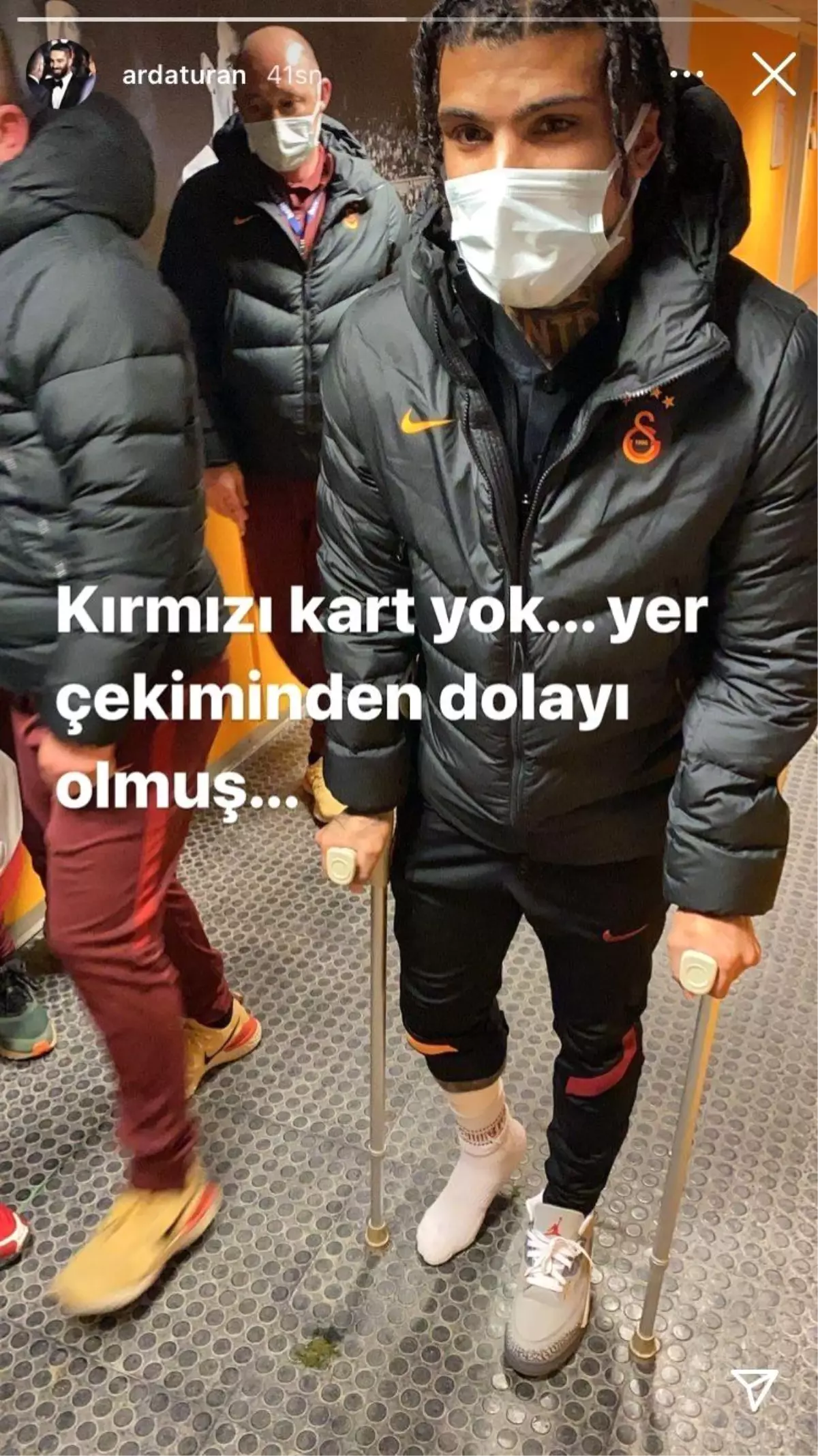 Arda Turan: "Kırmızı kart yok, yer çekiminden dolayı olmuş"