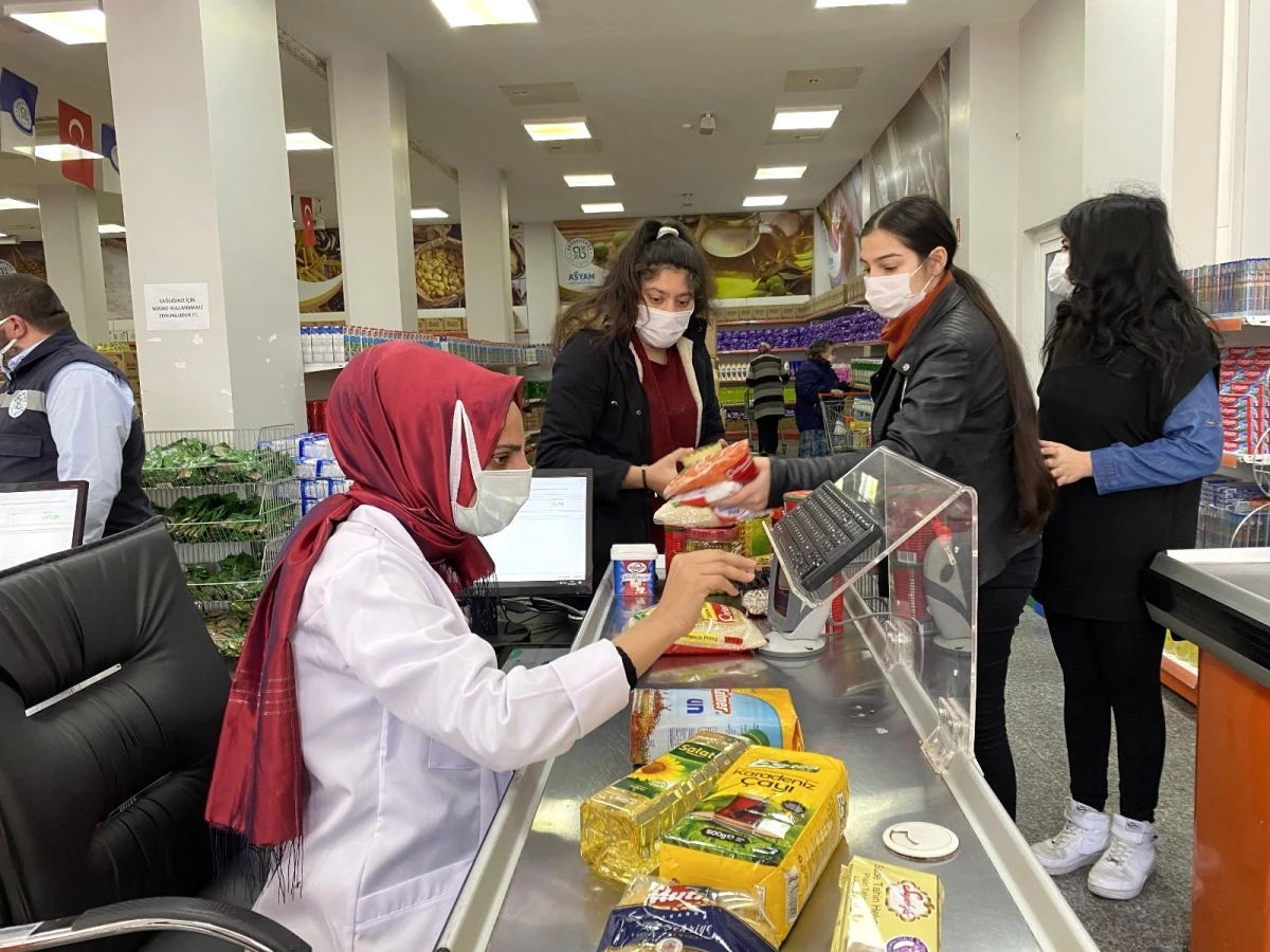 Arnavutköy\'de Ramazan dolayısıyla ihtiyaç sahiplerine gıda yardımı