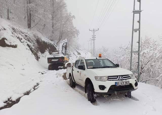 Baharın ortasında 40 santim kar yağdı, 61 mahalle yolu ulaşıma kapandı