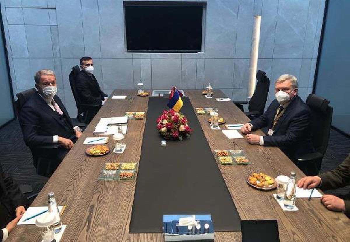 Bakan Akar, Ukraynalı mevkidaşı ile görüştü