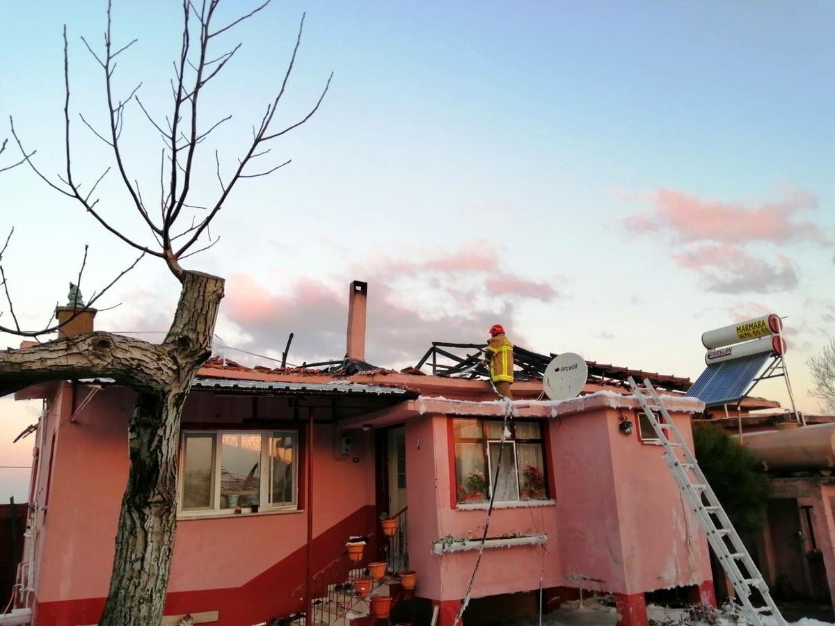 Karacabey\'de tek katlı ev yandı