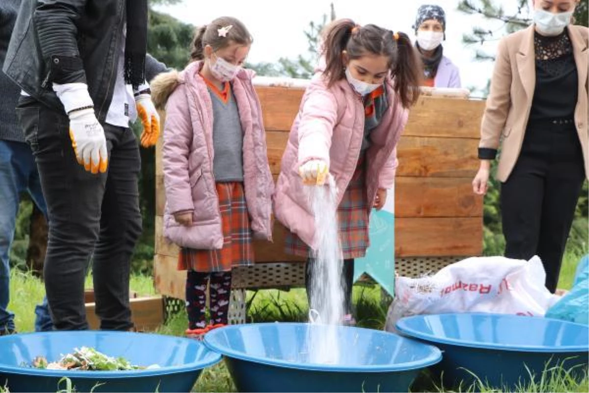 Çocuklara evsel atıklarla gübre yapılması öğretiliyor