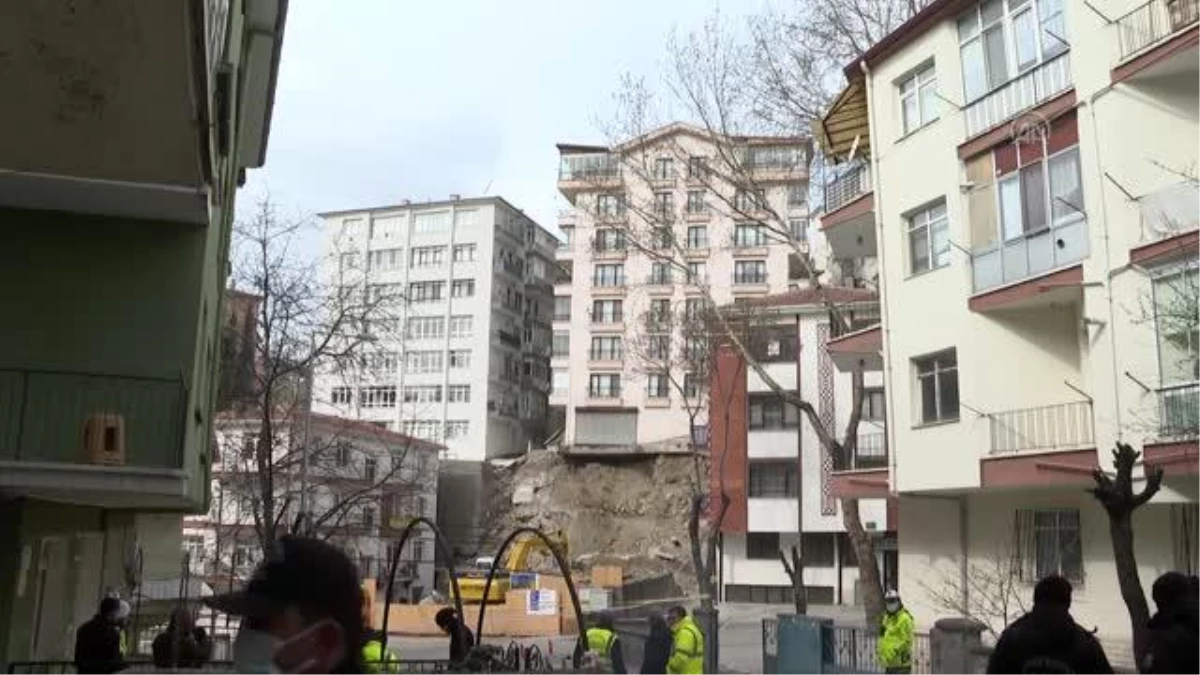 Çökme tehlikesi nedeniyle 8 katlı bina boşaltıldı (2)