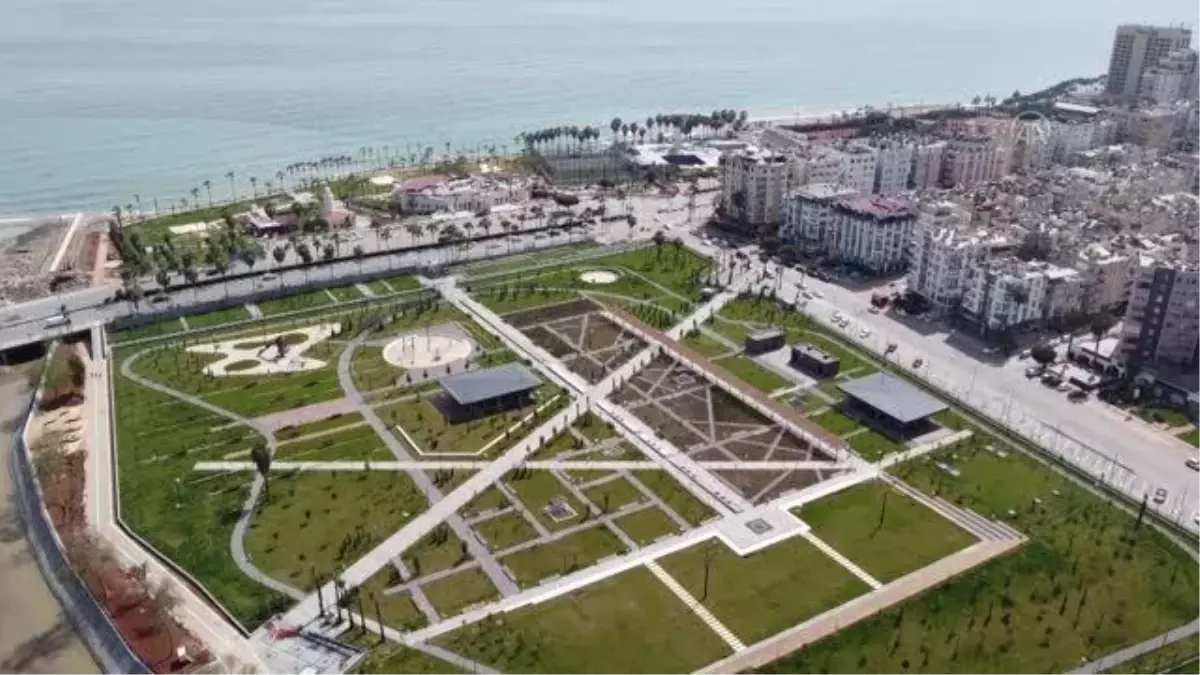 Deniz manzaralı Millet Bahçesi açılış için gün sayıyor