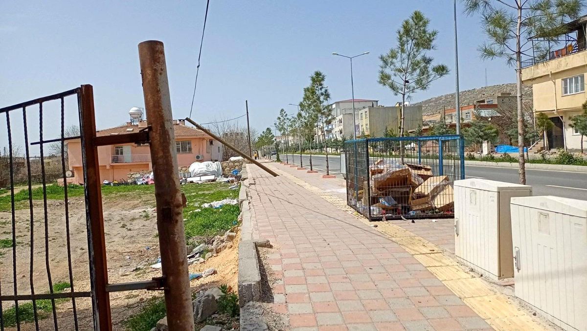 Dicle\'de yıkılmak üzere olan direk Kaymakam Yurdagül\'ün talimatıyla düzeltildi
