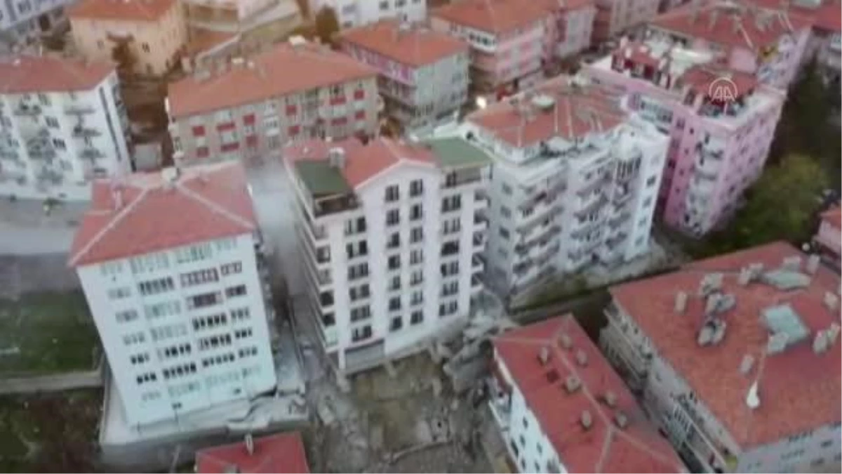 Çankaya\'da çökme riski bulunduğu için boşaltılan binanın kontrollü yıkımına başlandı (3)