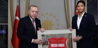 Fenerbahçeli voleybolcu Melissa Teessa Vargas Türk oldu, kimliğini Cumhurbaşkanı Erdoğan verdi