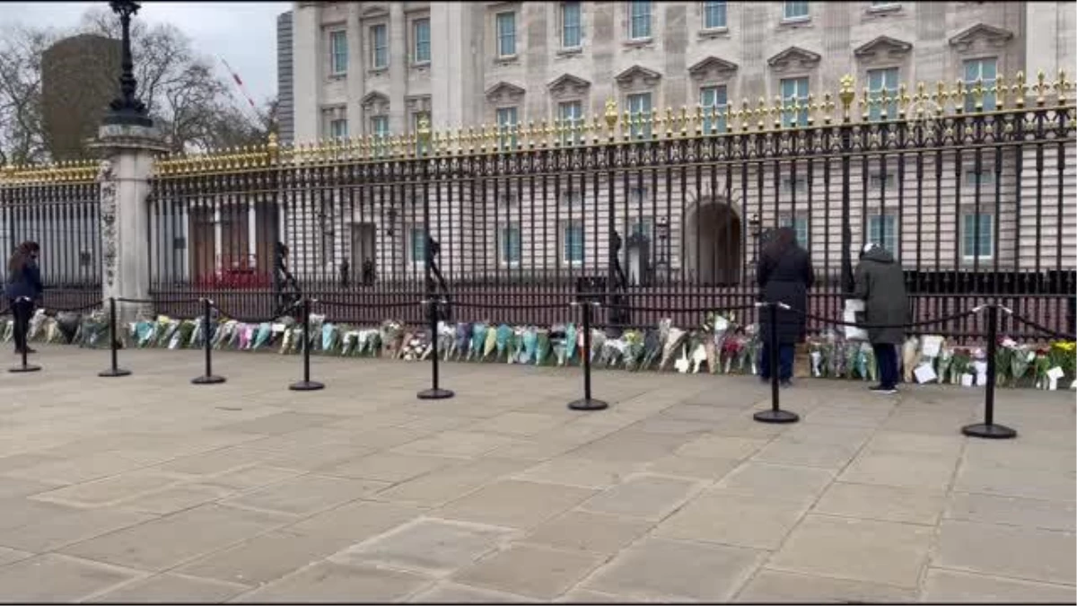 İngiltere\'de halk Prens Philip\'i anmak için Buckingham Sarayı önünde toplandı (2)