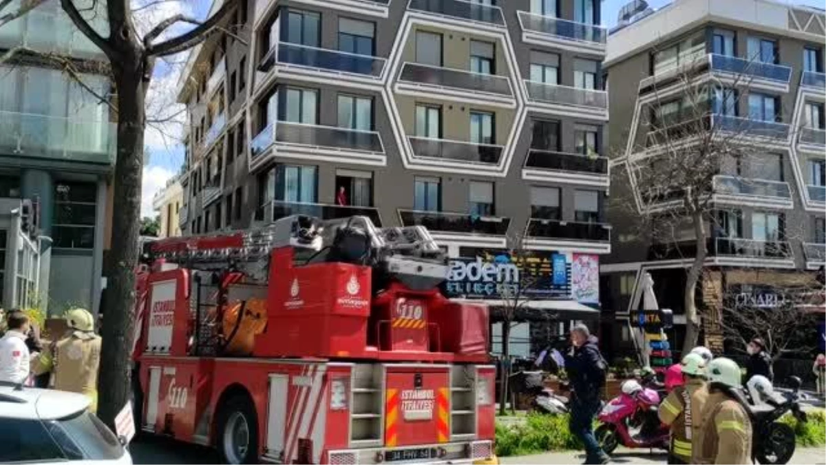 Son dakika haber: Kadıköy\'de çatı katındaki dairede çıkan yangında 3 kişi yaralandı