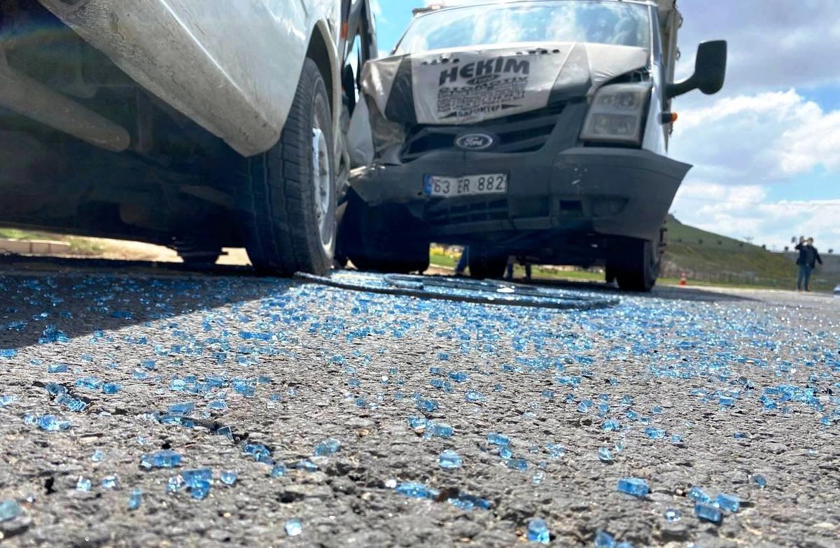 Kamyonet ile minibüs çarpıştı: 2 yaralı