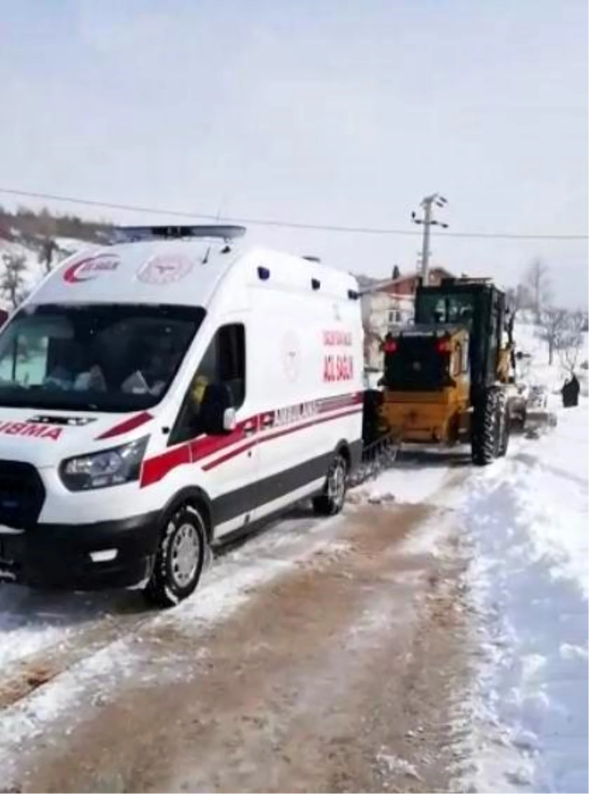 Son dakika haber | Kara saplanan ambulansın imdadına iş makinesi yetişti