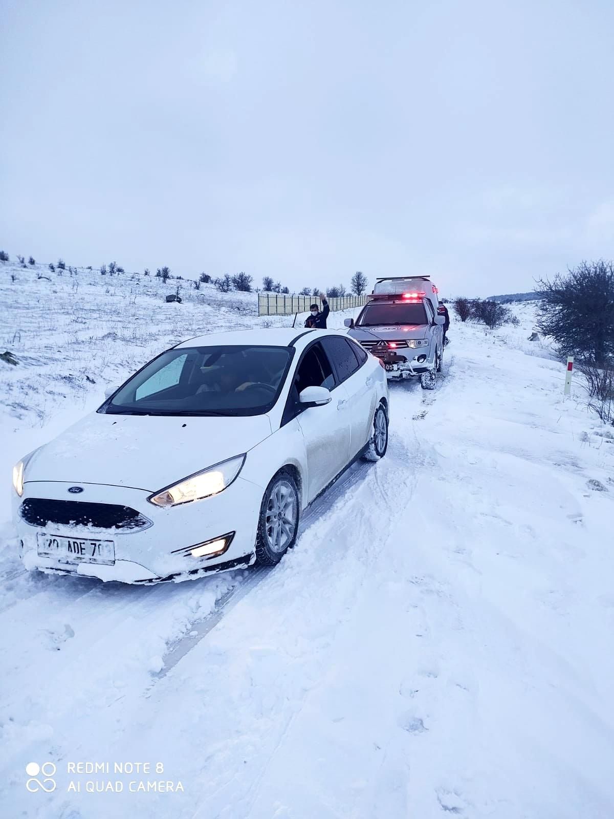 Kara saplanan otomobildeki 2 kişiyi AFAD kurtardı