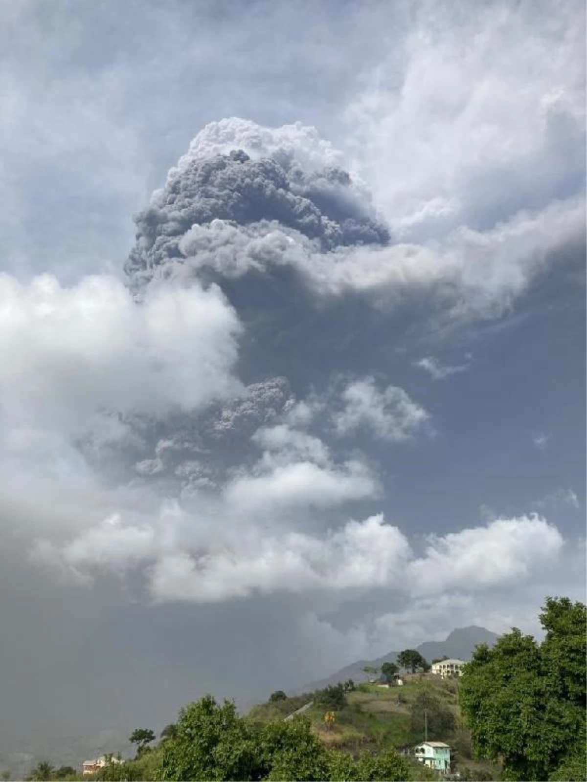 Karayipler\'de ikinci defa patlayan yanardağ sebebiyle tahliye devam ediyor